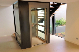 Có cần trang trí cabin thang máy không?