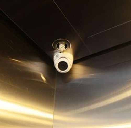 Nên lắp đặt camera khi thiết kế thang máy trong gia đình