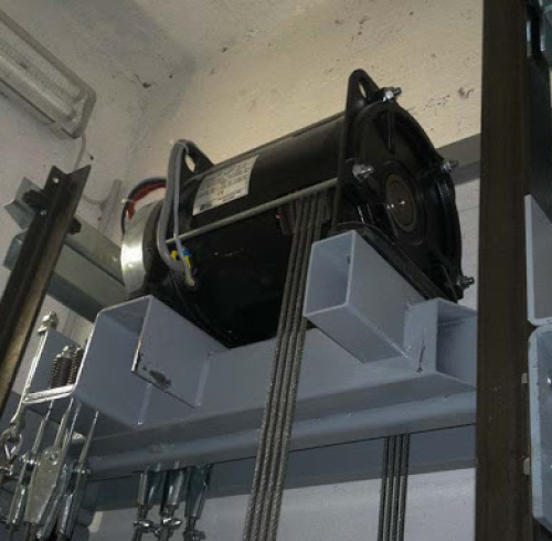 Chất lượng hoạt động của thang máy cáp kéo và thủy lực có gì khác nhau?