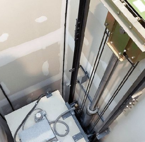 Thang máy kéo cáp truyền thống là gì?