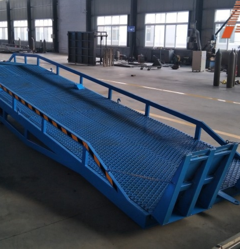 CẦU LÊN XUỐNG HÀNG CONTAINER