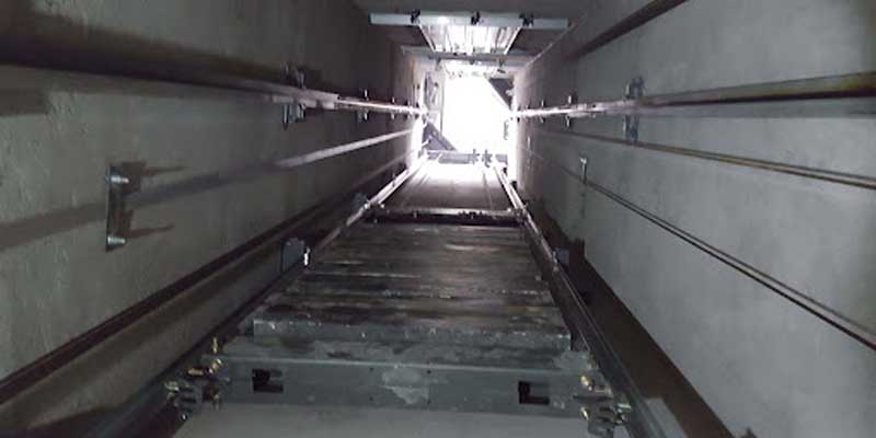 Khung thang máy tải hàng thủy lực chế tạo từ thép 